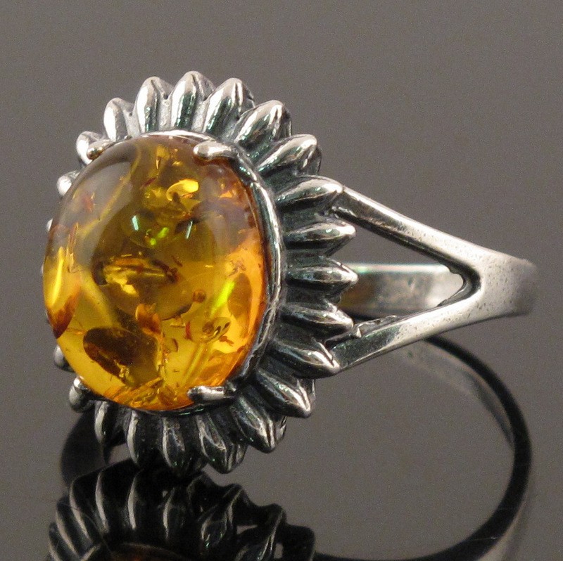 кольцо с прессованным янтарем "Солнышко"