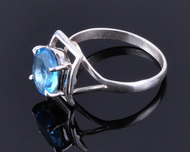 Кольцо серебро с голубым топазом "Квадрио"