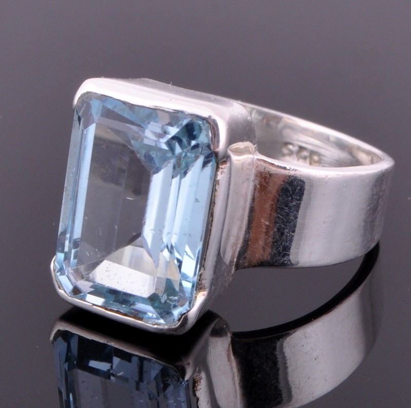 Кольцо серебро с голубым топазом "Кватро"
