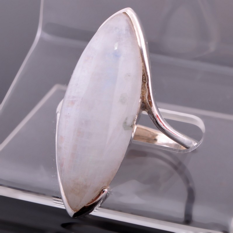 Кольцо серебро с лунным камнем (адуляром) "Стилус"