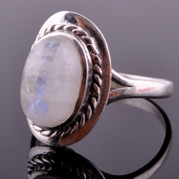 Кольцо серебро с лунным камнем (адуляром) "Ванда"