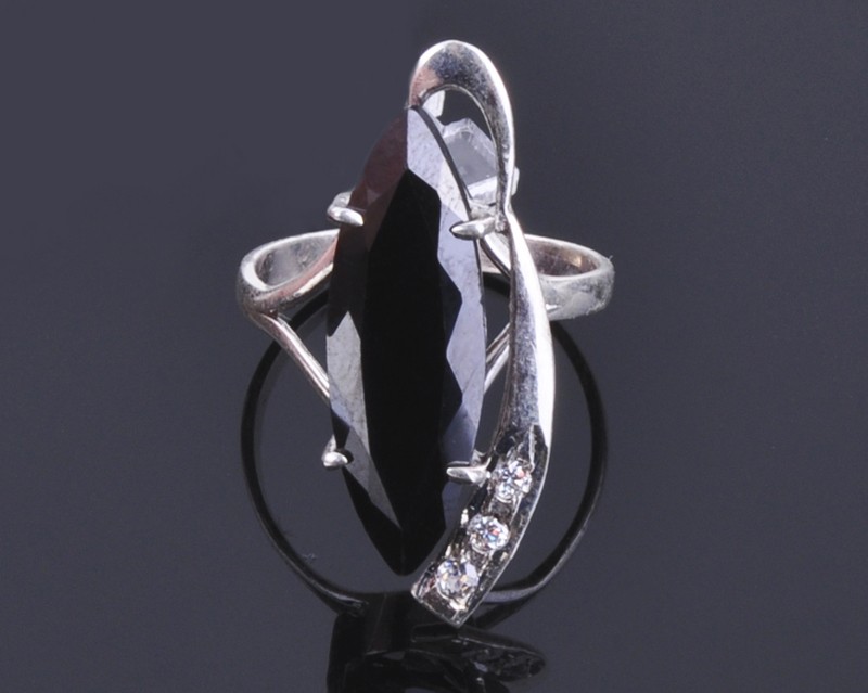 Кольцо серебро с шпинелью и фианитами "Парус"