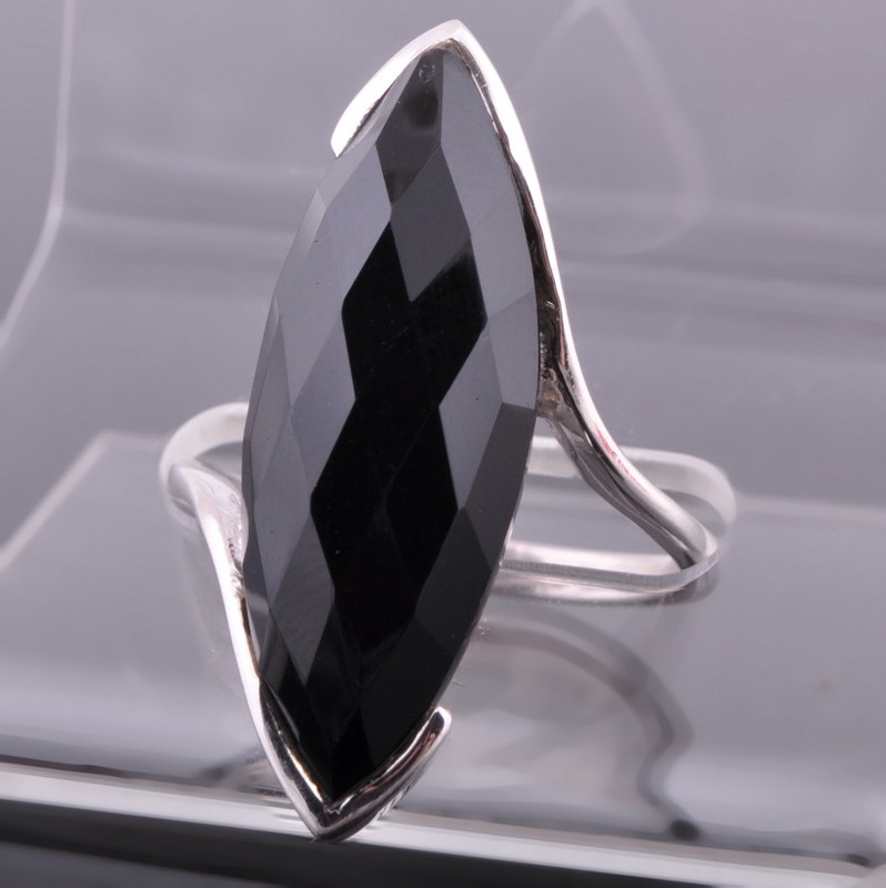 Кольцо серебро с черным агатом "Стилус"