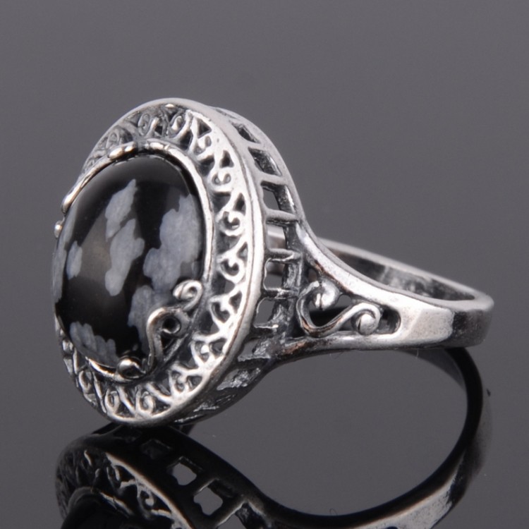 Крупный камень в серебре кольцо