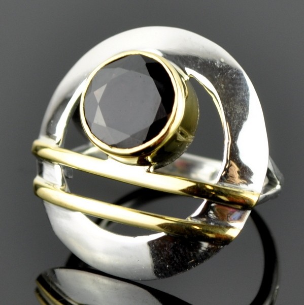 Кольцо серебро с позолотой с гранатом Бог Ра скНРБ-5498