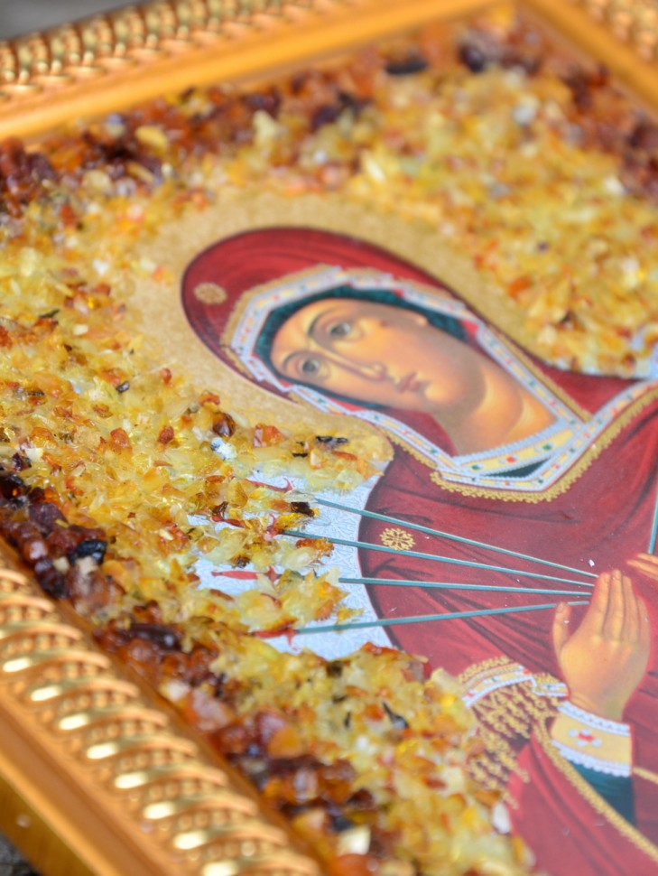 Икона янтарная "Семистрельная" 14*16,5 см