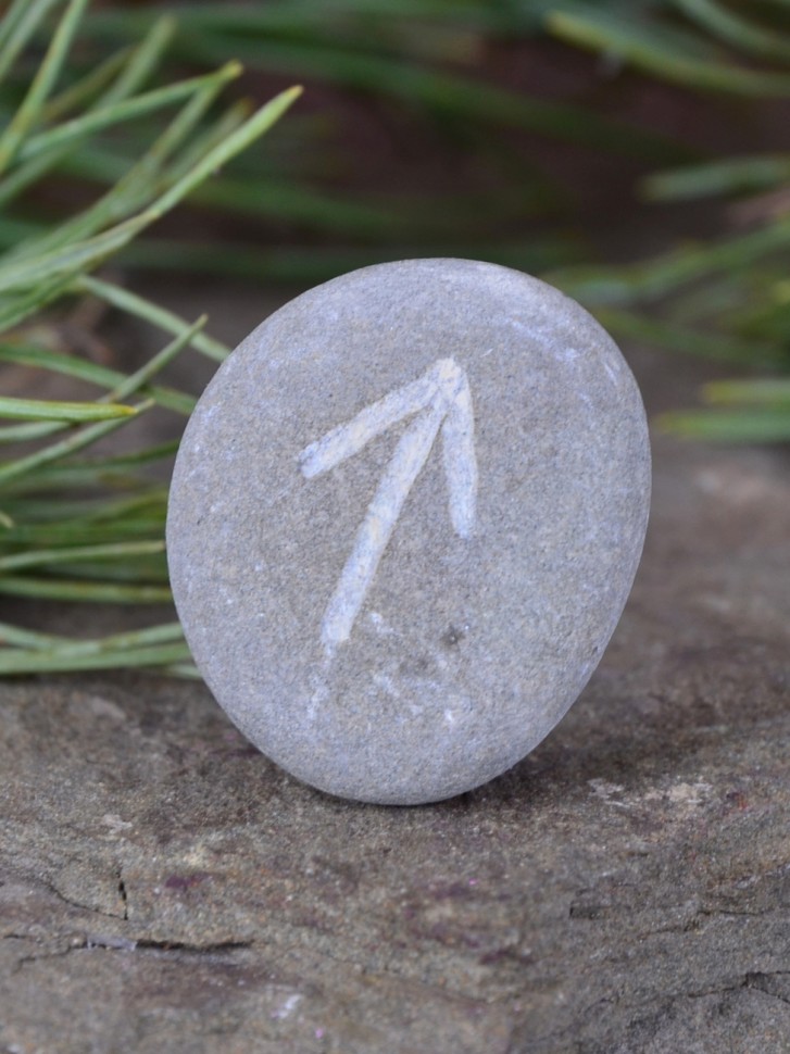 Камень-оберег "Руна Тейваз: Духовность и Уверенность"