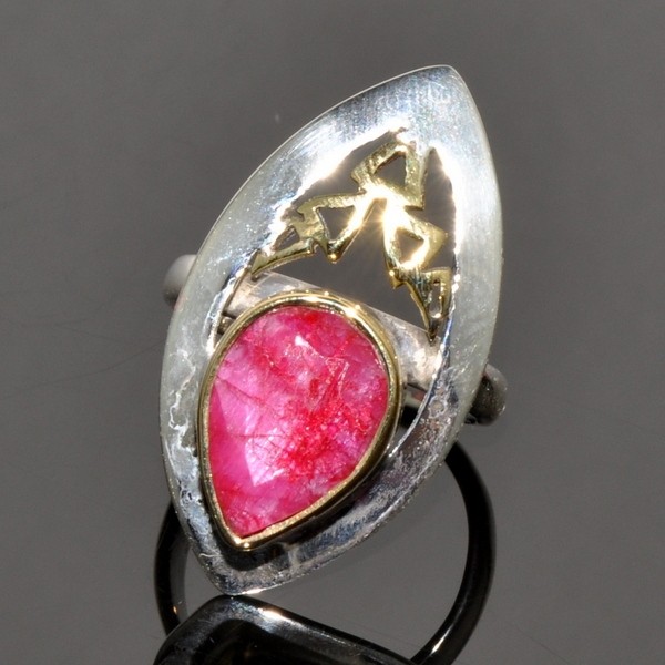 Кольцо серебро с золотым покрытием с рубином Ферзь скНРБ-4151