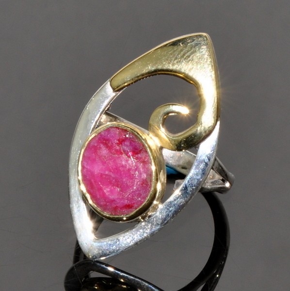 Кольцо серебро с золотым покрытием с рубином Восток скНРБ-4148