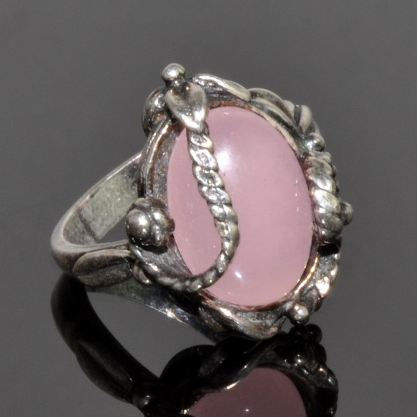 Кольцо с розовым кварцем Муар кНКР-5662-РДТ