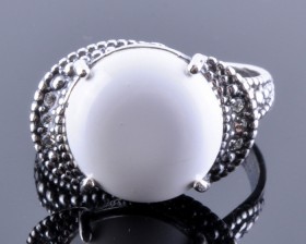 Кольцо с кахолонгом "Сердцеедка"
