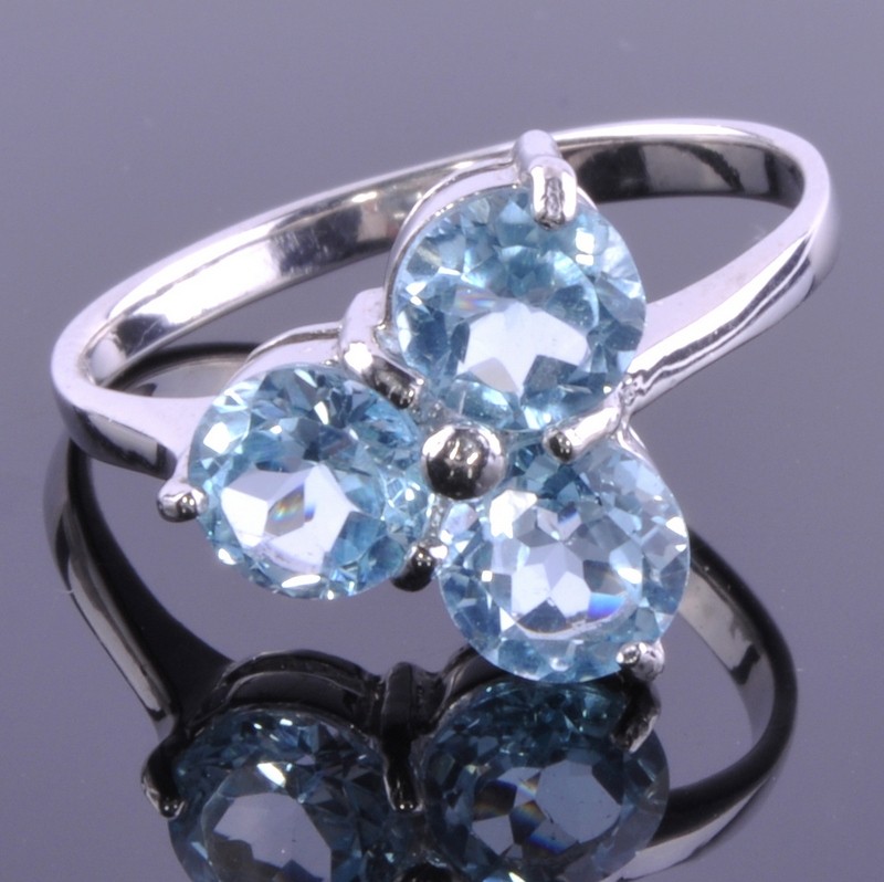 Кольцо серебро с голубым топазом "Трио"