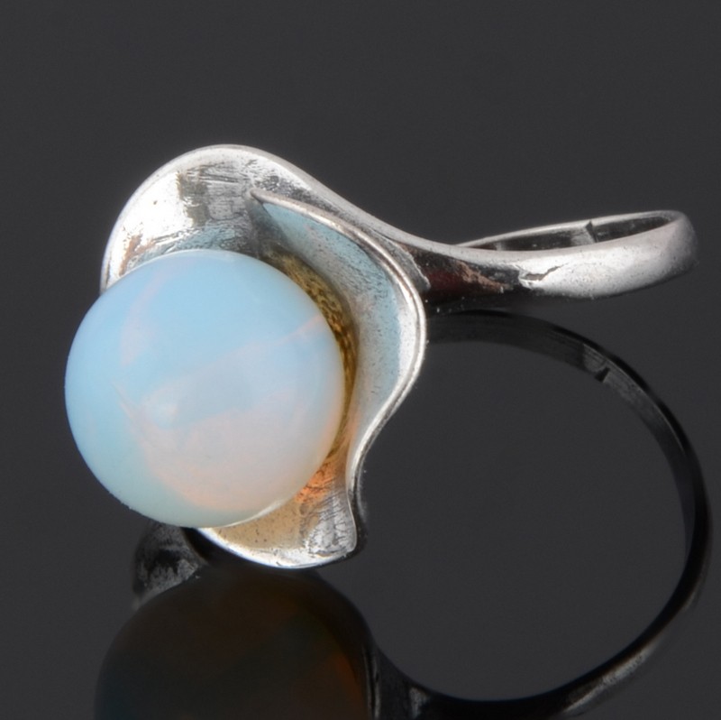 кольцо с лунным камнем "Камея"