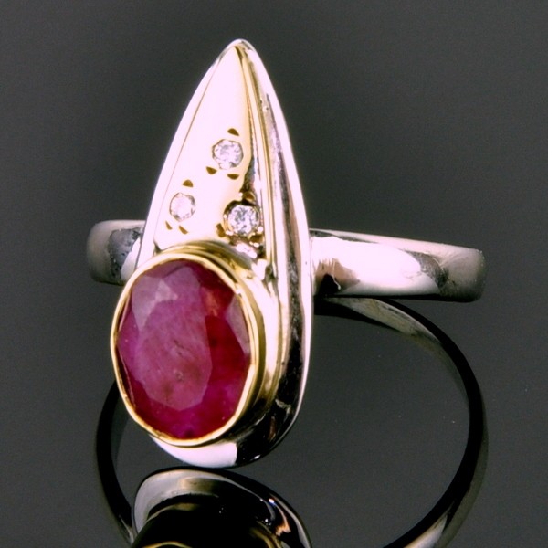 Кольцо серебро с золотым покрытием с рубином "Акапелла"