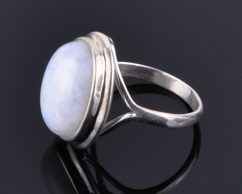 Кольцо серебро с лунным камнем "Эфес"
